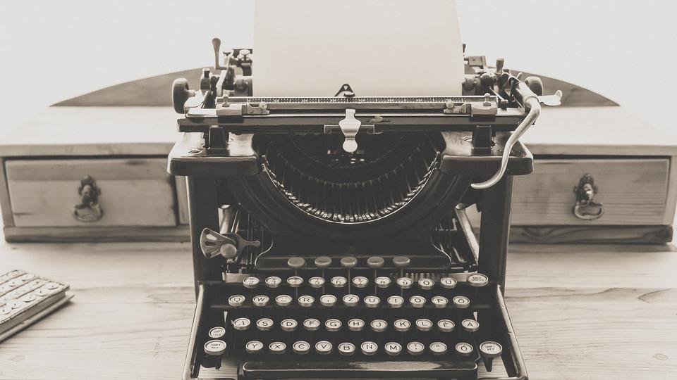 En svart vintage-skrivmaskin